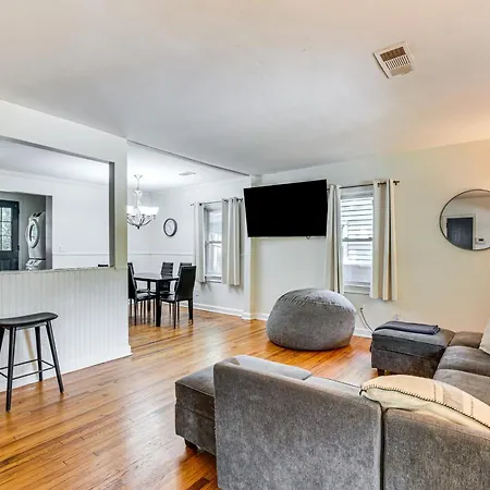 Walk To Golf Cozy Home With Lush Yard In Atlanta!